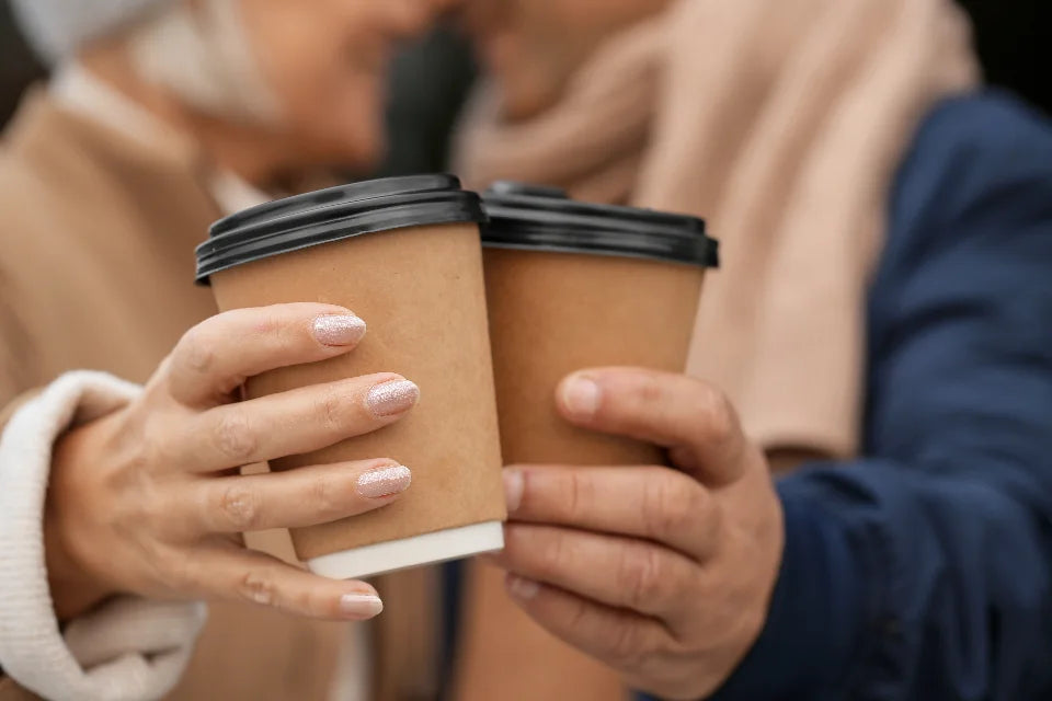 Papieren koffiebekers met deksel in gebruik